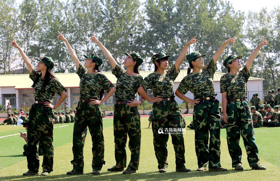 高清：青島高校軍訓女學(xué)員搶鏡 現場(chǎng)跳小蘋(píng)果