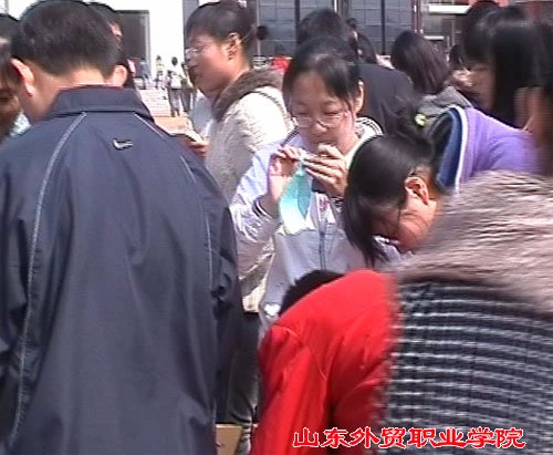 同學(xué)們在為“節約樹(shù)”添“葉”