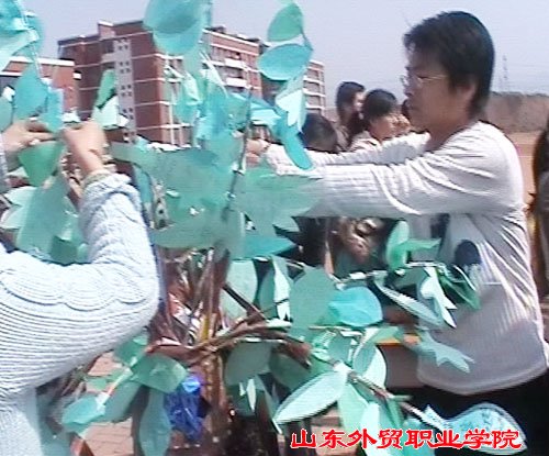 同學(xué)們在為“節約樹(shù)”添“葉”