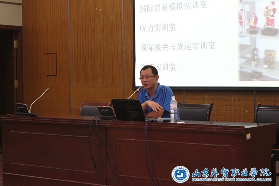 國際貿易系舉行2014級新生入學(xué)教育暨專(zhuān)業(yè)介紹1_副本.jpg