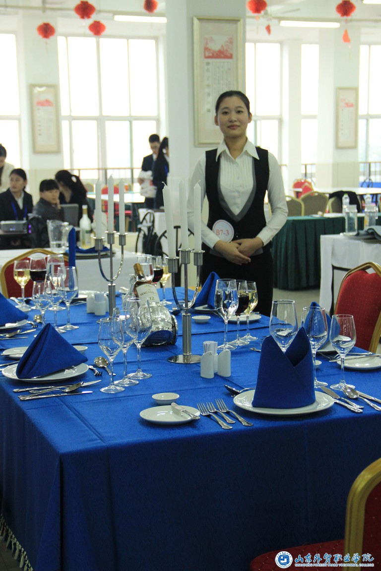 我院學(xué)生在山東省職業(yè)院校高職酒店服務(wù)技能大賽中成功晉級全國決賽1.JPG