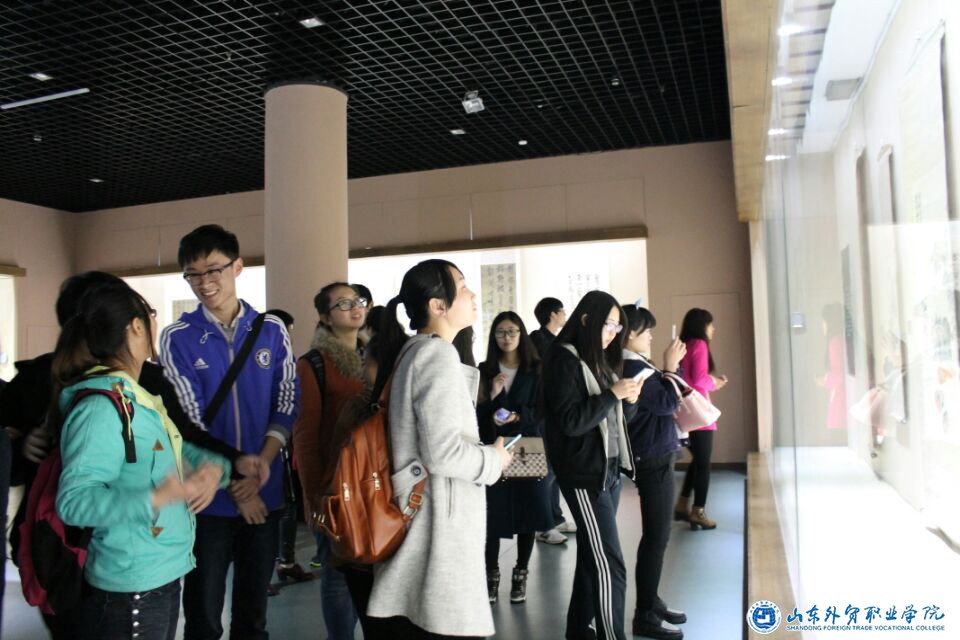 國際貿易系學(xué)生會(huì )組織學(xué)生參觀(guān)青島市博物館2.jpg