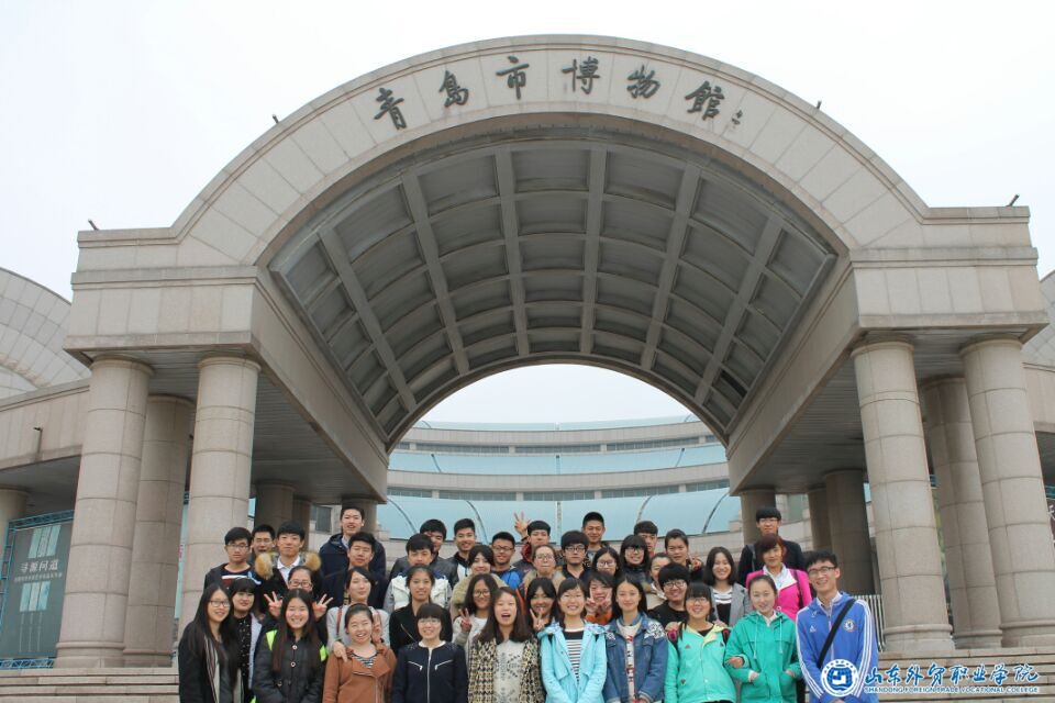 國際貿易系學(xué)生會(huì )組織學(xué)生參觀(guān)青島市博物館1.jpg