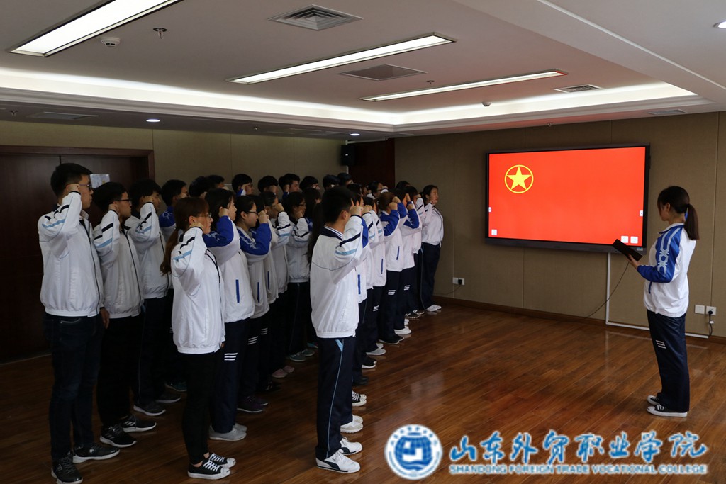 泰安基地舉行學(xué)生團員重溫入團宣誓活動(dòng)_副本 (1).jpg